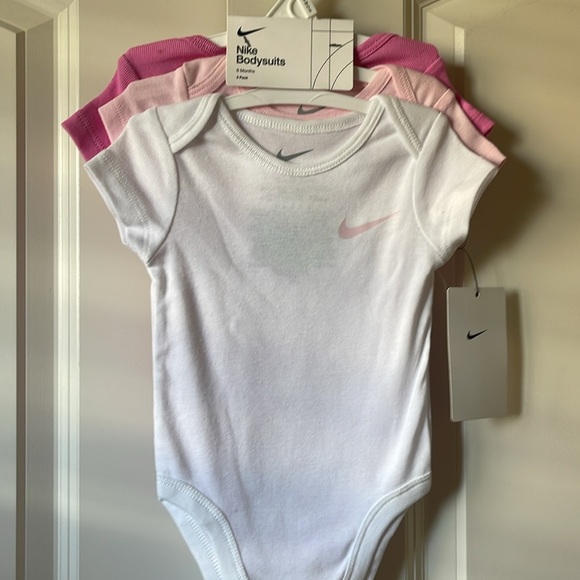NIKE Baby Bodysuits NWT 6m - Picture 2 of 3